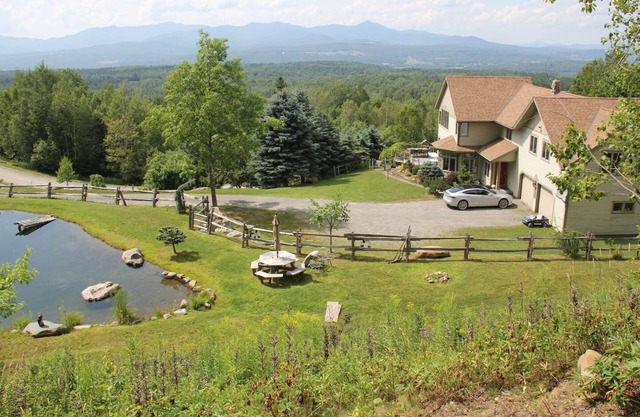 TOP OF THE WORLD over Stowe, Hot Tub, with Tesla plug. Sleeps up to 17.