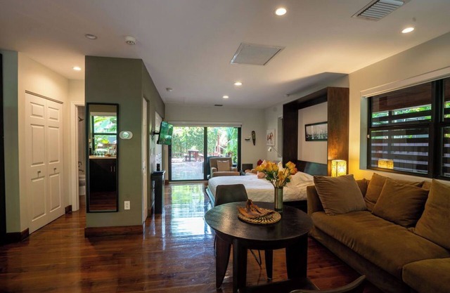 Top-Rated Luxury Oasis! Coconut Grove Cottage, Garden, Walk to Bay. Free Parking