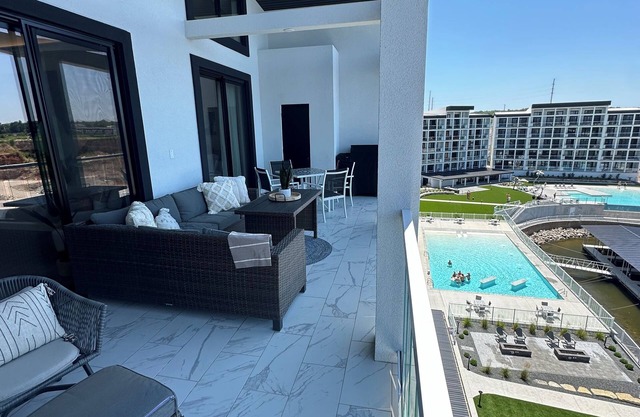 Topsider Penthouse 502 + 3 King Suite + 48x14 Slip at 19MMn