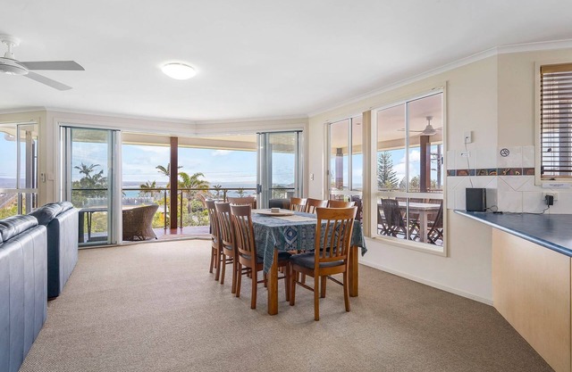 Topviews - 3 bedroom holiday home with sea views