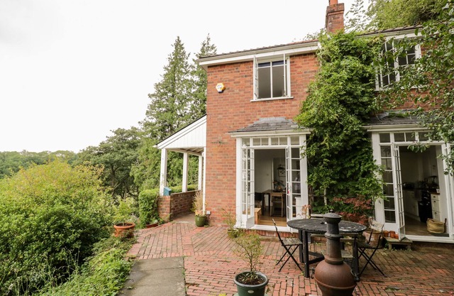 TOR COTTAGE, family friendly in Colwall, Herefordshire