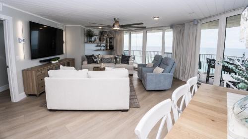 Total Remodel - 3BR-3BA Corner Beachfront - Winter Snowbirds Welcome!
