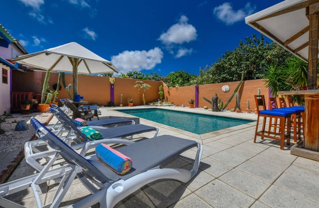 Totally Private Enclosed Home/Large Pool/Centrally Located in Suburban Community