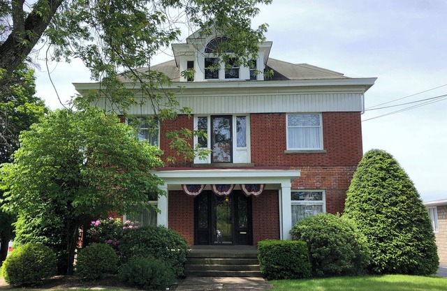 Totally Restored Historic Home In Town