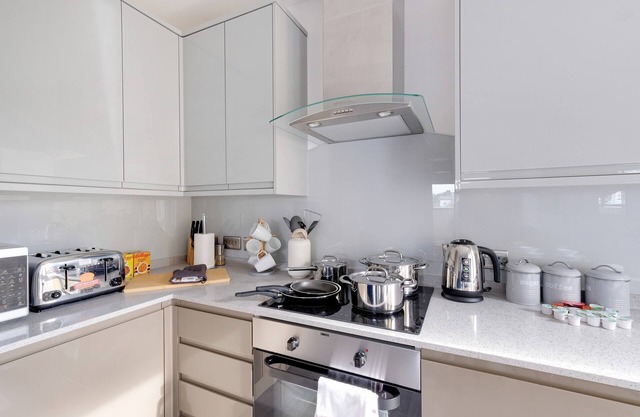 Town Center 2 bed Serviced Apartment 08 with parking