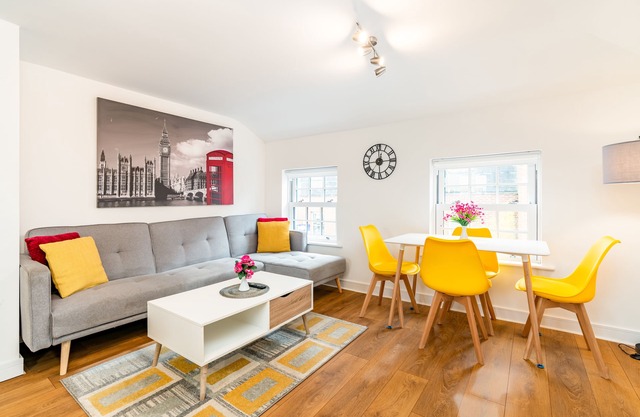 Town Centre Apartment With 4k 55” Smart TV+Netflix+Amazon Prime TV, Super King