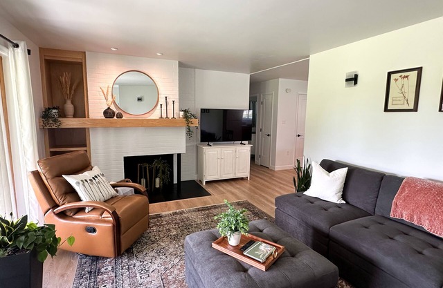 Town & Country Cottage. Located in the heart of Intercourse, Pa.