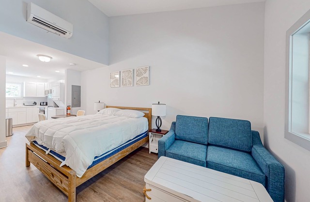 Town of Rehoboth Beach - Airy, walkable suite near the beach & boardwalk