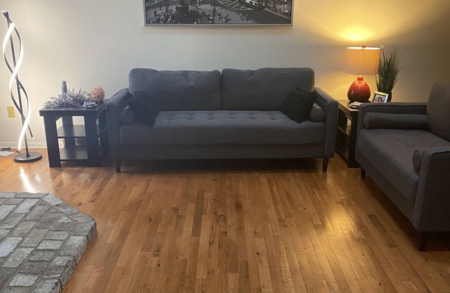 Townhome 3 miles from Stadium - free garage parking