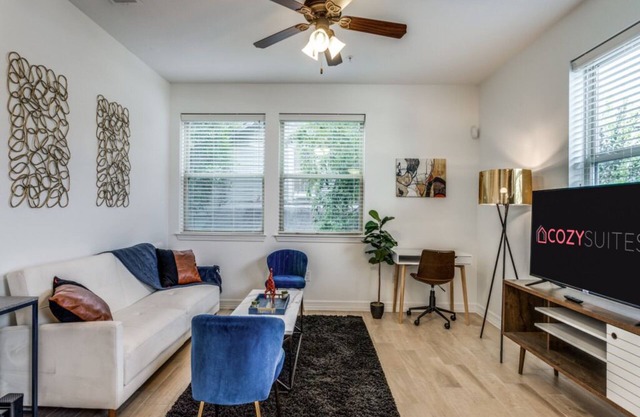 Townhome 3BR Next to UT with Garage 4586