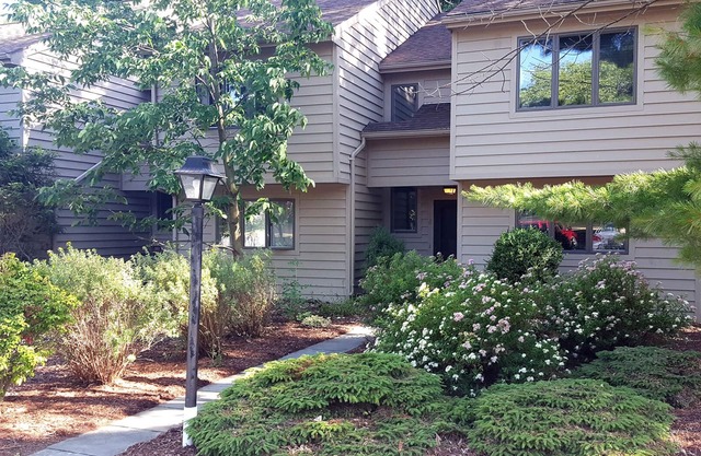 Townhouse in scenic Bristol Harbor Village near Bristol Mountain Resort