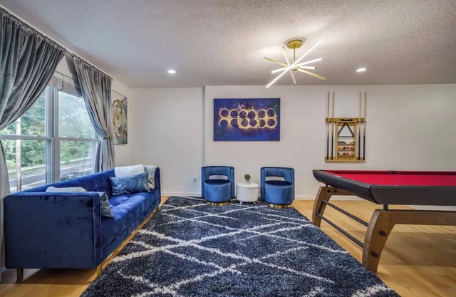 Townhouse with Pool Table - Renovated w/King Bednn