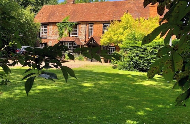 TOWNSEND FARMHOUSE BEAUTIFUL RIVERSIDE VILLAGE….WITH HOT TUB.