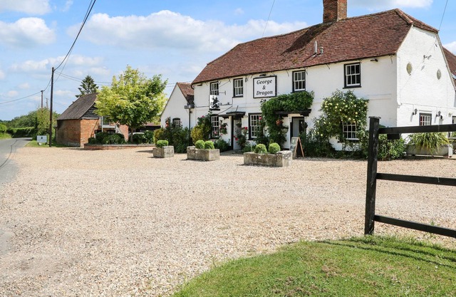 TOWNSEND, pet friendly, character holiday cottage in Tadley