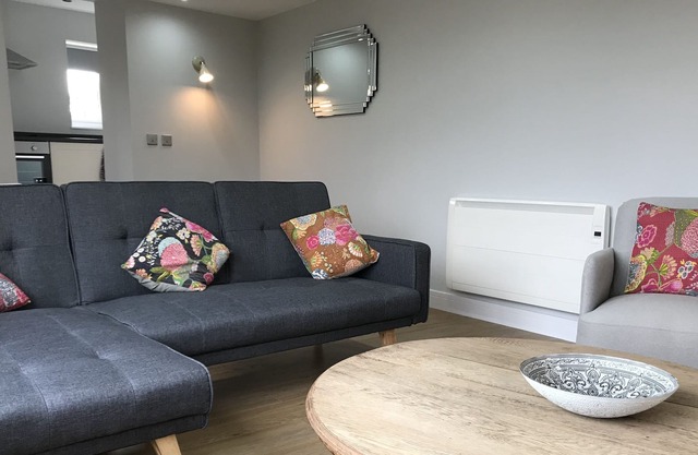 Towy - Deluxe 2 bedroom apartment with river views