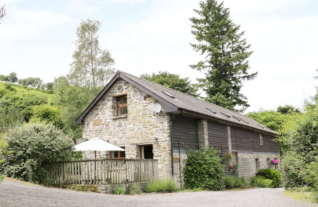 TRACTOR SHED, pet friendly, luxury holiday cottage in Felindre