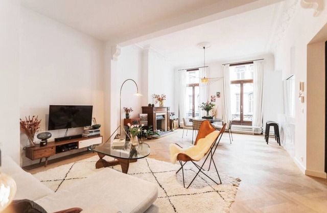 Traditional chic high ceilings apt w Aircos/Garage
