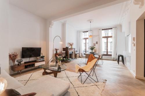 Traditional chic, High Ceilings' apt Aircos and Garage
