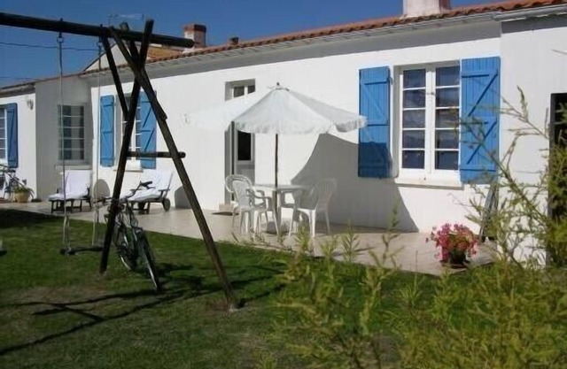 Traditional Chaumoise home, between sea, forests and swamps