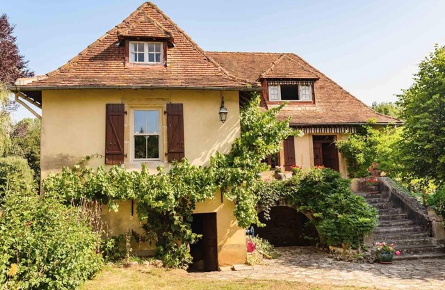 Traditional gite with amazing pool and pool house. Sleeps 10
