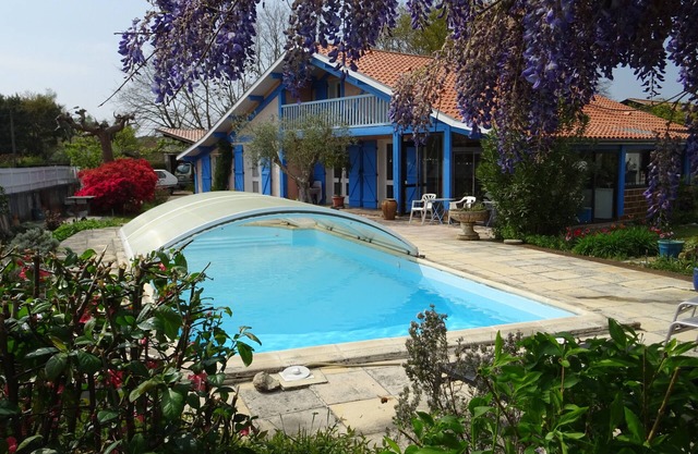 Traditional Landes house, 30° covered swimming pool 500m from Lac de Sanguinet