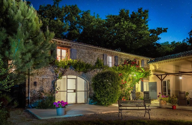 Traditional stonebuilt ProvencaleMas. Gite apartment.Large swimming pool - Le Ba