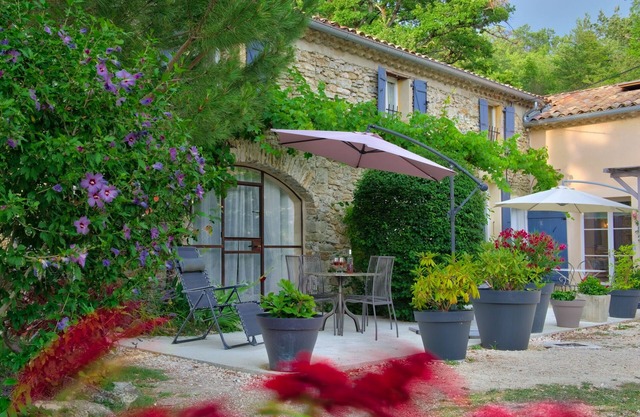 Traditional stonebuilt ProvencaleMas gite apartment. Large swimming pool. Eyzahu