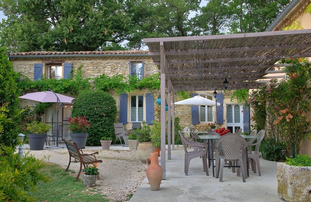 Traditional stonebuilt ProvencaleMas, gite apartment. Large swimming pool M