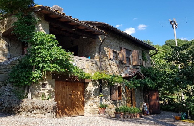 Traditional Tuscan house with Exclusive Use of House, Garden, Pool and Grounds
