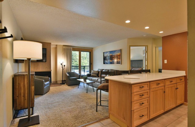 Trails End Off-Piste Condo: Ski In/Out, Walk to Town
