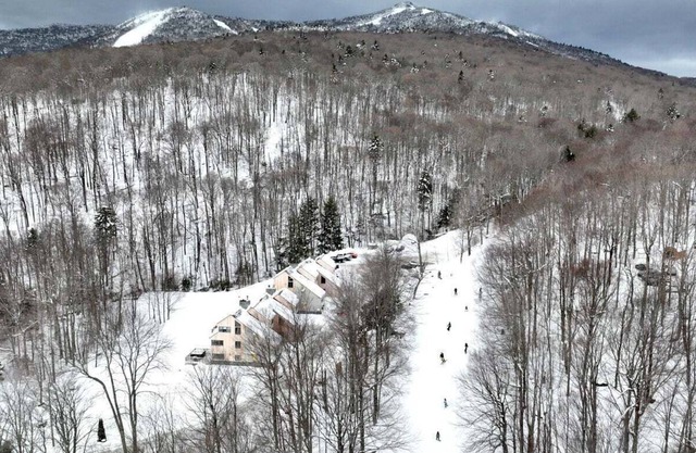 Trailside Village #3: Slopeside 1BR w/Hot Tub and Sauna. Ski In/Out with Discounted Ski Rentals