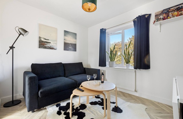 Tranquil 1 Bed Flat in East London + Parking