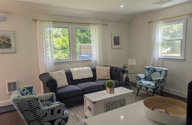 Tranquil 1 bedroom cottage with King size bed & Fireplace in charming Bethel, CT