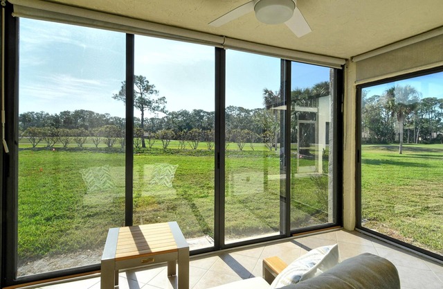 Tranquil 2bed/2bath condo Golf Course Front in the Meadows