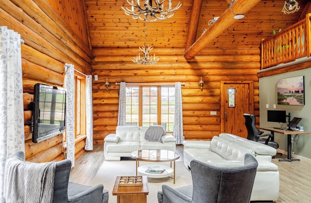 Tranquil 3BR Log Cabin in Cambridge, Ontario: WiFi, Woodland Trails, Sleeps 6
