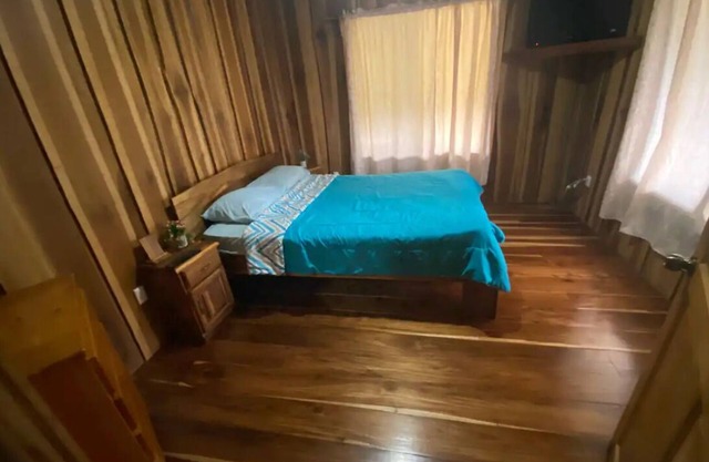 Tranquil 4-bedroom cabin in La Suiza with WiFi
