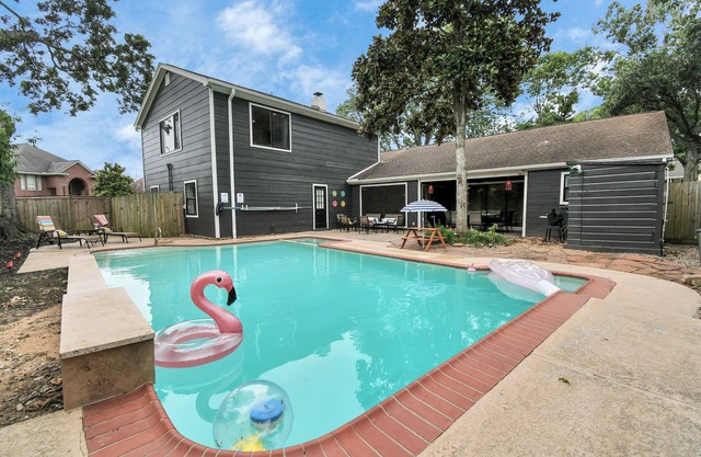Tranquil 8-Bedroom w Pool 30 Mins to Downtown SCL