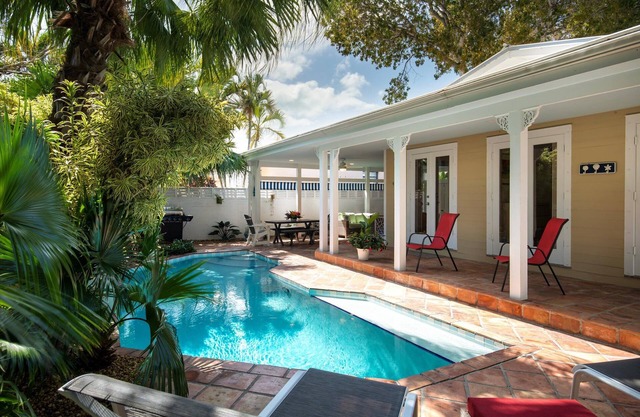 Tranquil Beauty-Private Pool - Outside Lanai-Fenced Backyard-Beaches Nearby