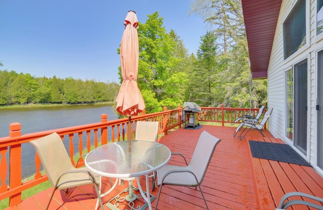 Tranquil Escanaba River Cottage w/Kayaks & Deck