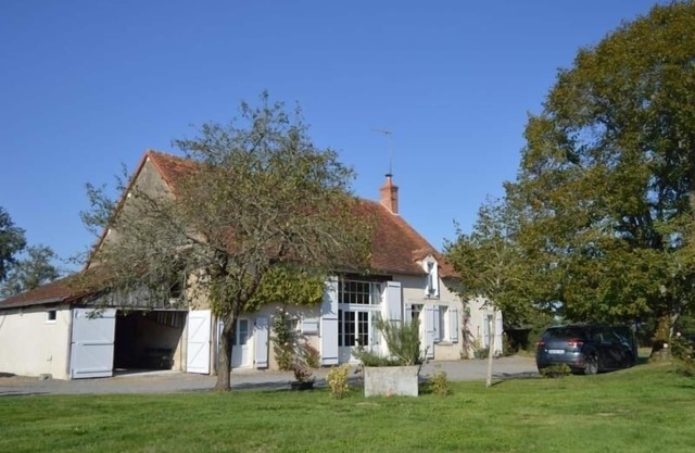 Tranquil Farmhouse Retreat in George Sand Valley - Cycling, Hiking & History