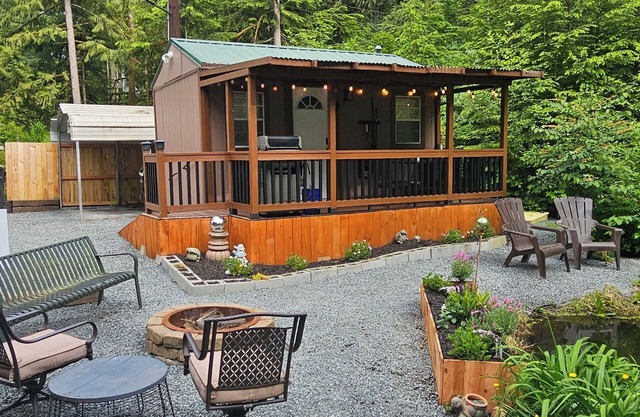 Tranquil Guest/Tiny house Retreat in Scenic Granite Falls with A/C, Wifi & more.