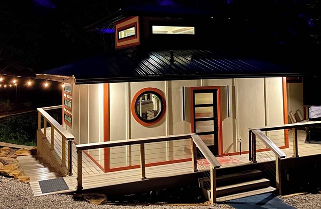 Tranquil Hideaway: Hot Tub, Sauna, Massage Chair