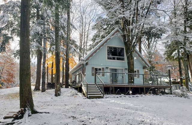 Tranquil Lake Cottage Near Golf/Skiing w/Views & Hot Tub