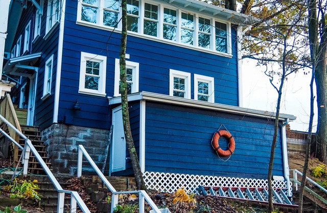 Tranquil Lake Michigan Lakeshore Cottage with Sauna