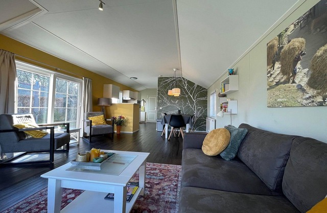 Tranquil Lakeside Stay for 4 guests