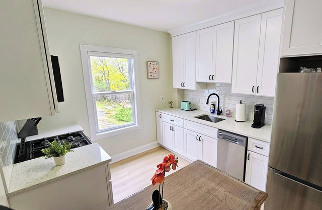 Tranquil modern upstairs apt. Walk to restaurants & beach!