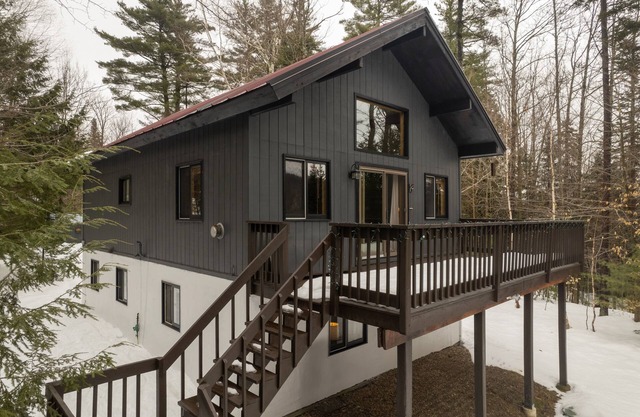 Tranquil Mountain Chalet- fireplace, deck, sauna, hiking trails, close to skiing
