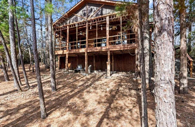 Tranquil Peaceful Cabin with Stunning Lake Views in La Grange, Texas