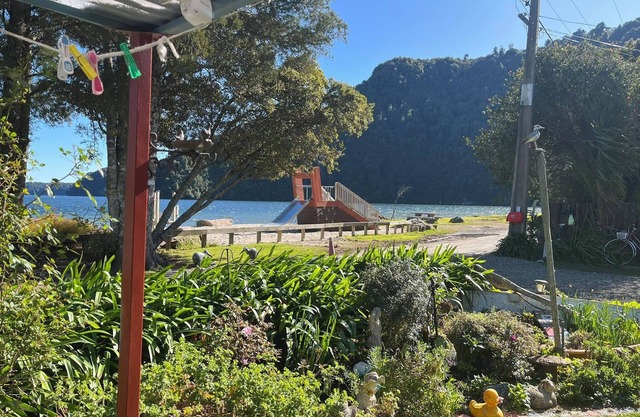 Tranquil Retreat with Breathtaking Lake Views: Renowed for Trout Fishing