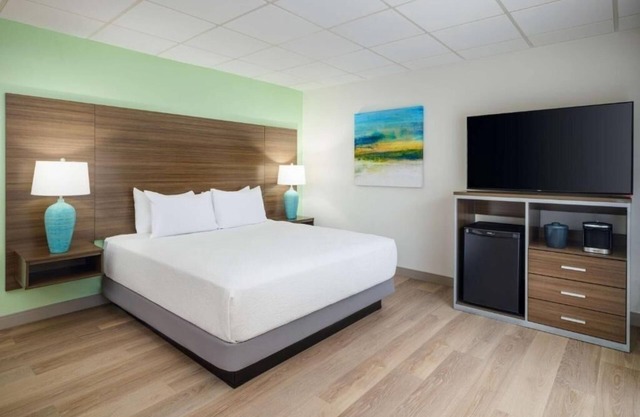 Tranquil Room Near City Perks and Beautiful Beach Days